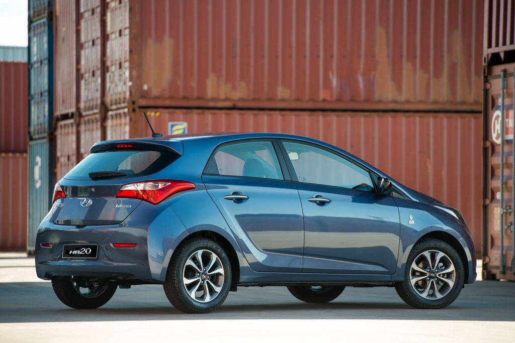 E nas laterais, as maçanetas são cromadas e os para-choques dianteiros trazem a taça da Copa do Mundo Fifa 2014