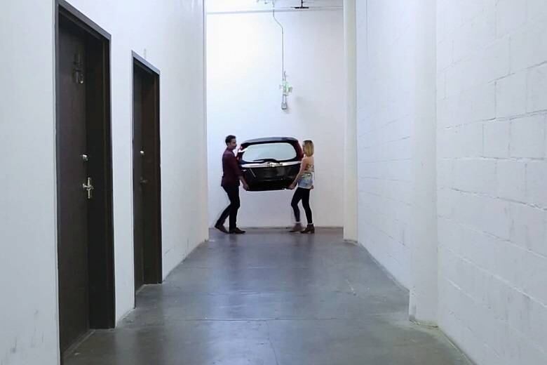 Os casal aparece carregando várias partes da carroceria para dentro do apartamento

Saiba tudo sobre carros! Acesse R7.com/carros