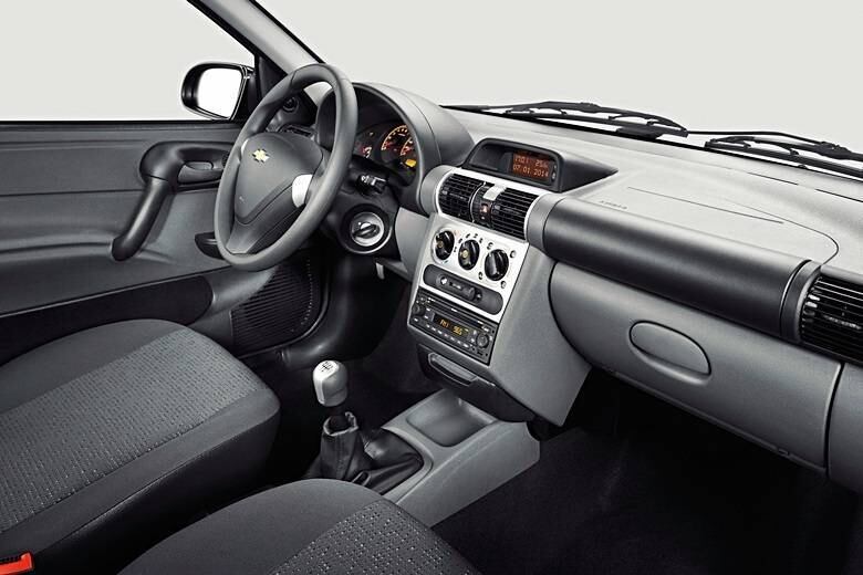 Mas a lista de série é o principal atrativo da série especial do sedã. O Classic Advantage vem equipado com direção hidráulica, ar-condicionado, travas e vidros elétricos (com acionamento por um toque nas portas dianteiras e função antiesmagamento), alarme, abertura e travamento remoto na chave, além dos — agora obrigatórios — freios ABS com EBD e airbags frontais. O modelo tem ainda relógio no painel e som com Bluetooth e entradas auxiliar e USB

Saiba tudo sobre carros! Acesse R7.com/carros