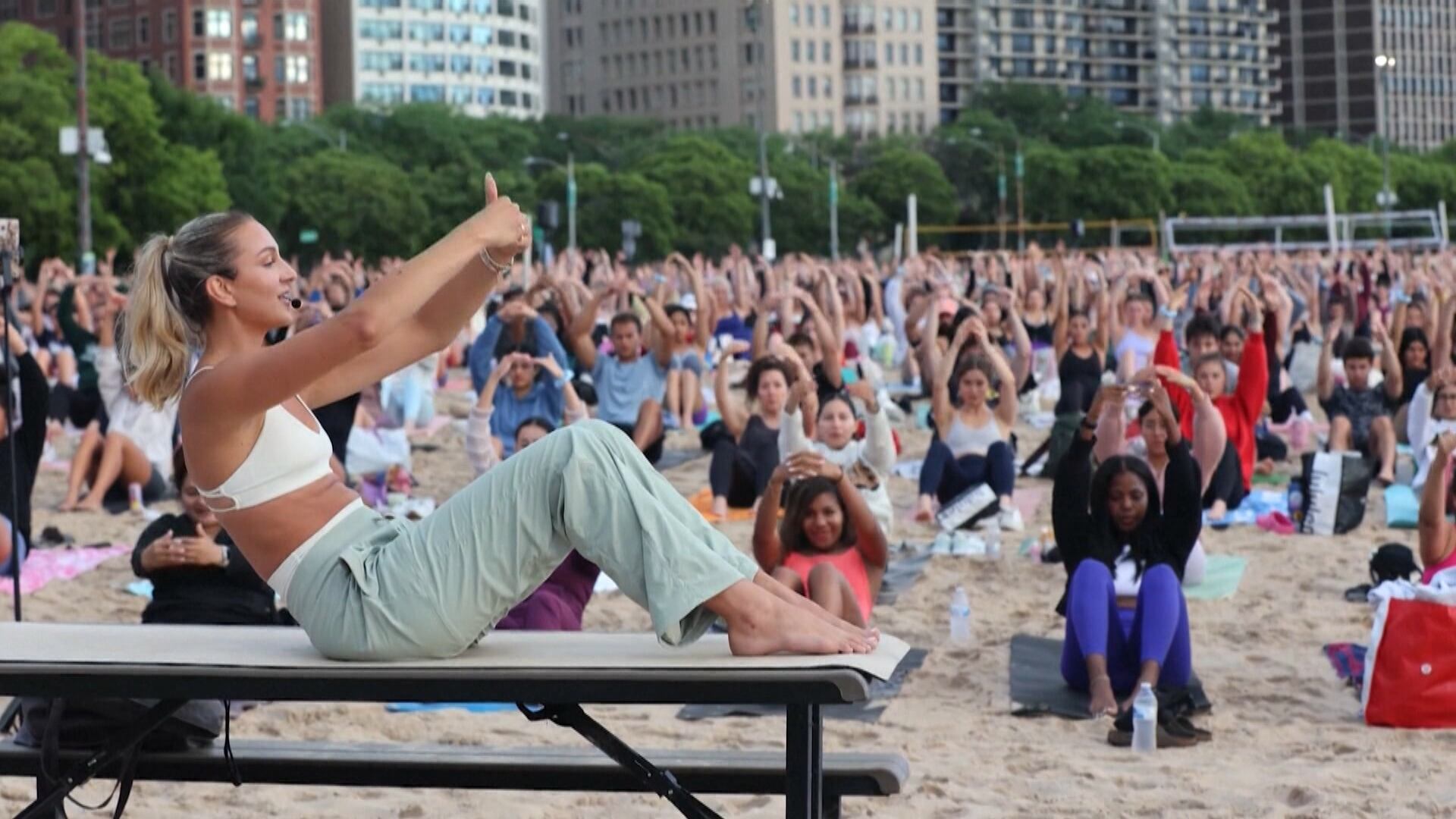Modo zen: aula de pilates à beira-mar reúne centenas de pessoas em Chicago, nos EUA
