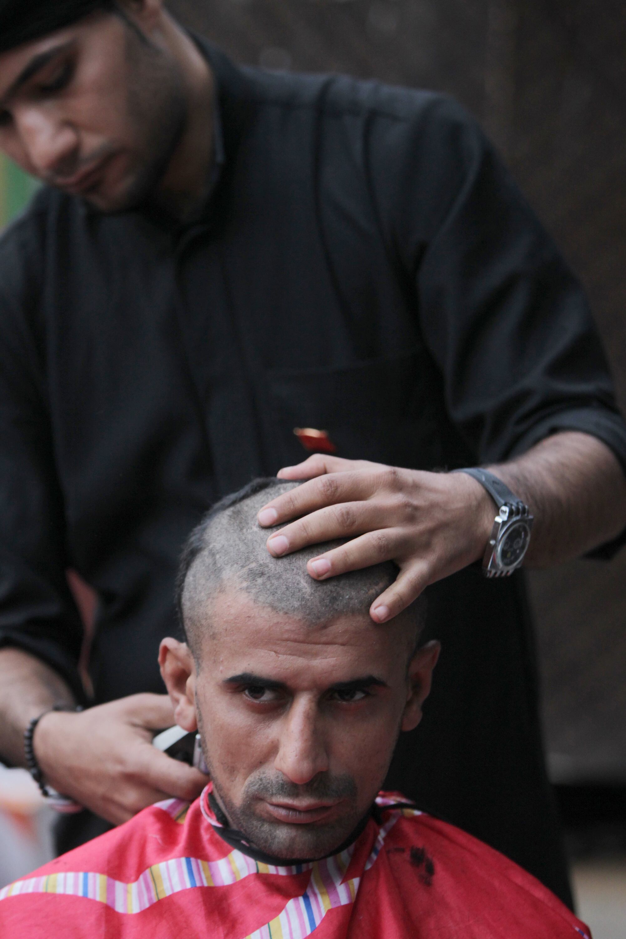 Muçulmano xiita tem a cabeça raspada durante preparação para cerimônia de autoflagelação em Karbala, no Iraque