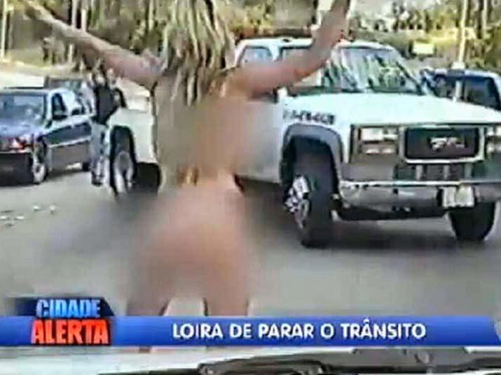 A mulher foi “resgatada” pelos bombeiros, que a cobriram com um lençol... Assista ao vídeo!

+Quer ver tudo o que rolou no Cidade Alerta? Veja a íntegra no R7 Play 
