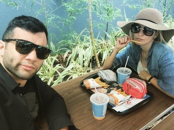 Antonia Fontenelle e Jonathan Costa não gostaram nem um pouco de uma
história que surgiu no início desta semana. O jornal carioca Extra publicou que
o marido de Antonia decidiu tirar satisfação com Emerson Sheik, ex da apresentadora,
no último Baile da Favorita, que aconteceu na Rocinha, no último fim de semana.
Jonathan estaria incomodado com o assédio do jogador à sua mulher. Todos os
personagens envolvidos no bafafá fizeram questão de negar todo o ocorrido, mas
a confusão não acabou aí

Acesse o R7 Play e assista à programação da Record quando quiser
