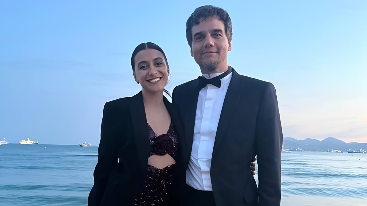 Isadora Ruppert e Wagner Moura posam, sorrindo, para foto em praia
