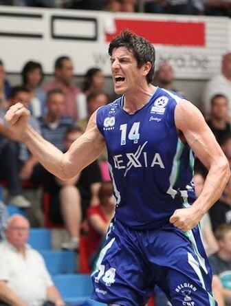 Após dois anos defendendo o clube belga, se transferiu para o Antwerp Giants Sanex, um dos maiores clubes de basquete do país
LEIA TAMBÉM: Explosões no aeroporto de Bruxelas e em estação do metrô deixam mortos e feridos
