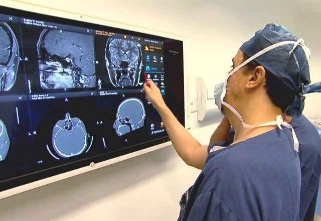 Há ainda a Síndrome de Münchausen por procuração. Nessa variação do transtorno, quem sofre com a doença passa a provocar sintomas em outra pessoa, como por exemplo o caso da mãe que simulou sangramentos no ouvido de uma criança

