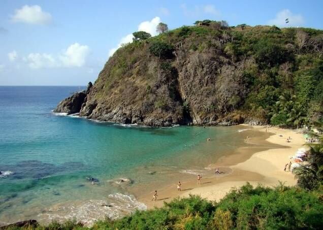 Praia fica no centro histórico do arquipélago