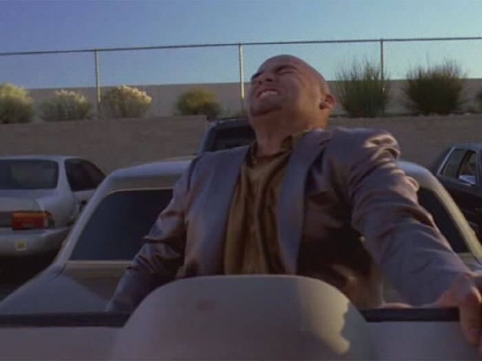 Uma das mortes mais emocionantes da série é a dos irmãos Salamanca. A dupla estava em busca de Hank Schrader, para matá-lo, mas o policial do DEA já havia sido avisado sobre a emboscada, então, quando eles chegaram, Hank conseguiu com maestria se livrar dos dois