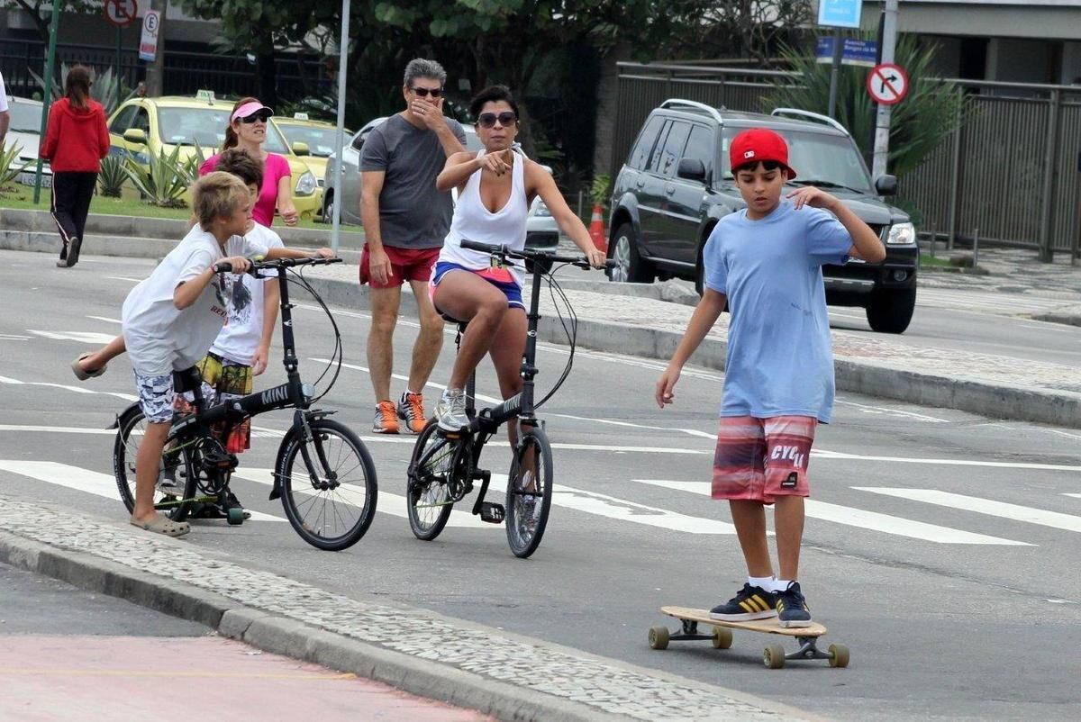 Ana Lima levou os filhos para curtir o Dia das Mães com esportes radicais