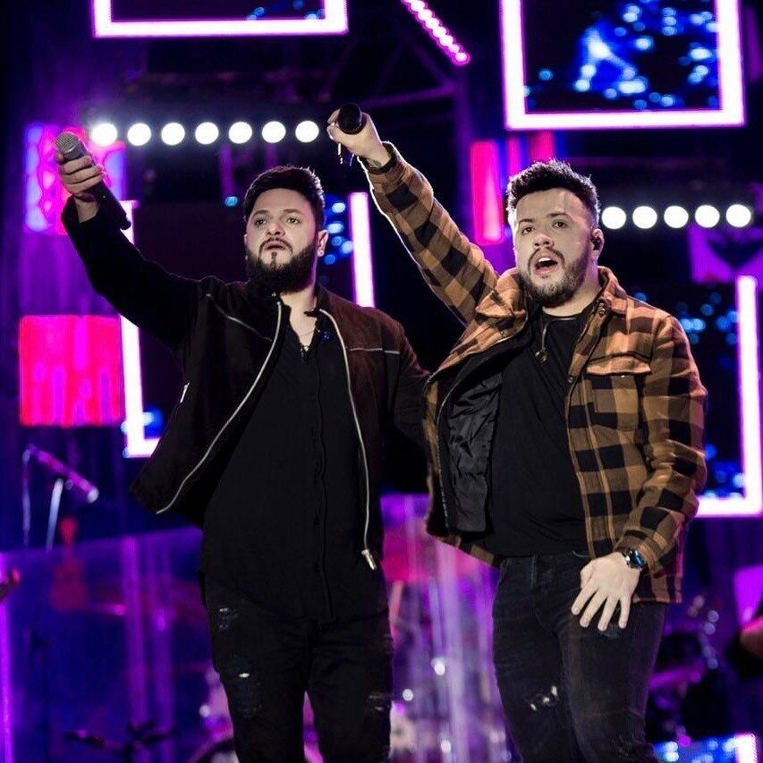 Sete anos depois do primeiro lançamento, o hit Calafrio, eles conseguiram gravar o primeiro DVD, Ao Vivo em Uberlândia, filmado na cidade onde surgiu a dupla. Este ano, eles lançaram o Ao Vivo em Brasília, que conta com 22 faixas, sendo 14 inéditas