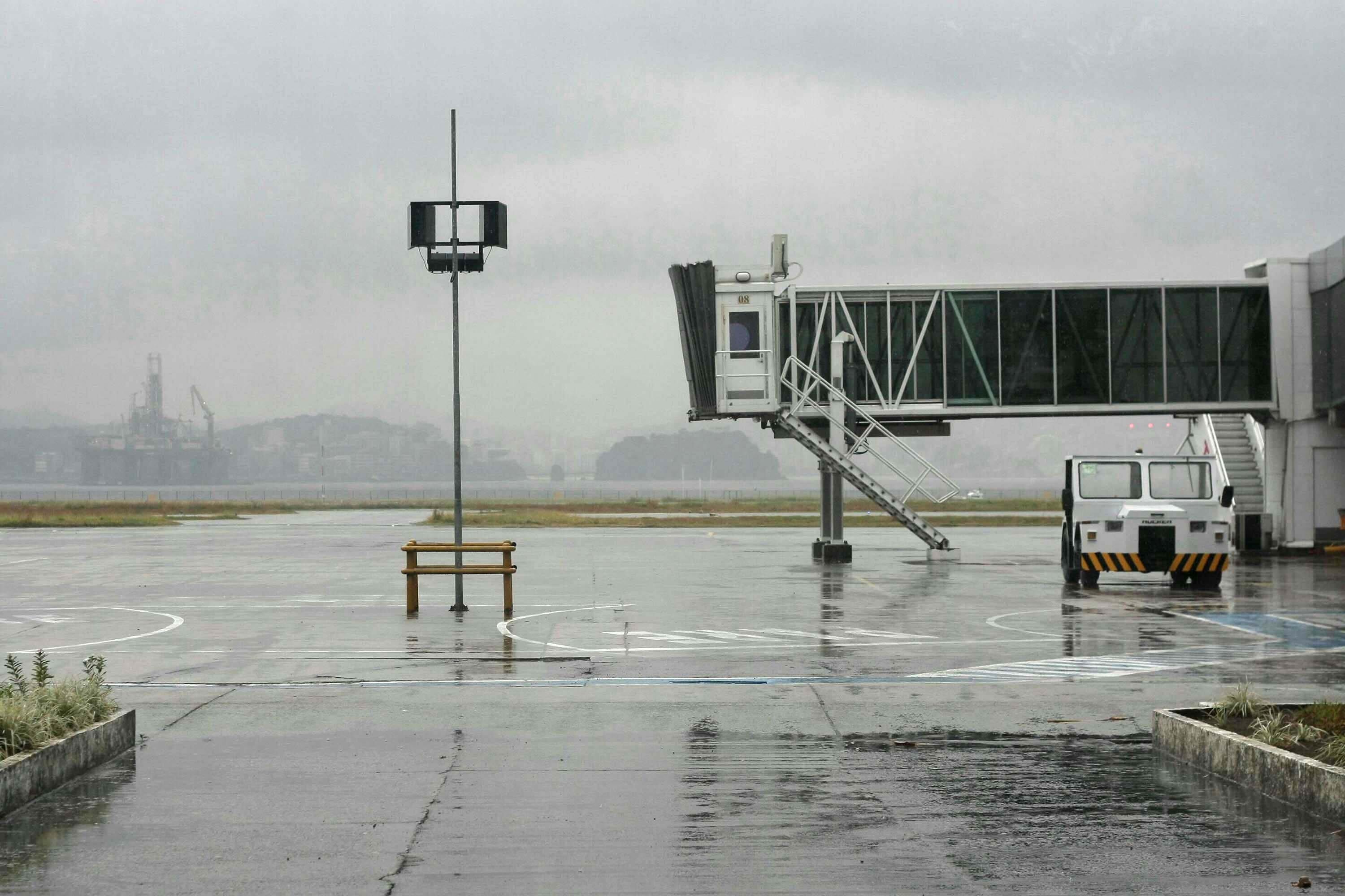 Aeroporto Santos Dumont reabriu para pousos após 4 horas fechado