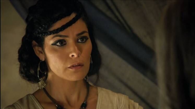 Sara se decepciona novamente, pois não teria mais regras e, com isso, acabavam suas esperanças em gerar um filho. Ela conta a Abrão e, dessa vez, tenta juntá-lo com Agar. Sara começa a convencer a serva a se deitar com seu marido. Depois de muita insistência, Agar aceita. Sara promete não ter ciúmes e que o filho gerado não ficará desamparado 
