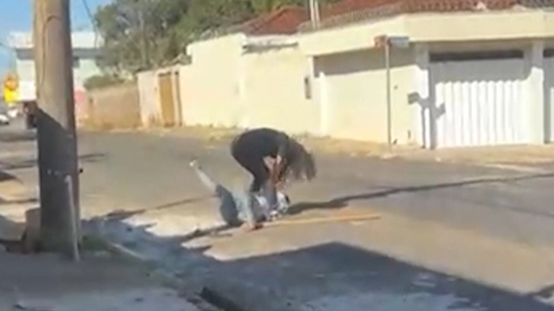 Tigrinho da discórdia: mulher viciada em jogos de aposta ataca vizinha após ela se negar a fazer Pix