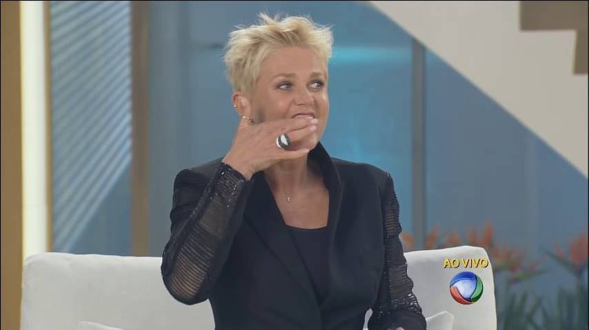 Tirou o batom dos dentes na frente de todo o mundo

+ 20 fotos resumem como foi a estreia da Xuxa na Record

> Acesse o R7 Play e assista na íntegra a todos os programas da Record! Clique e experimente de graça!
