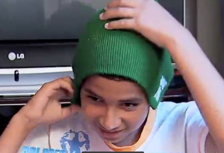 Depois do susto, o menino não relaxa mais — fica tapando os ouvidos com as mãos e dorme sempre de touca. Assista à reportagem