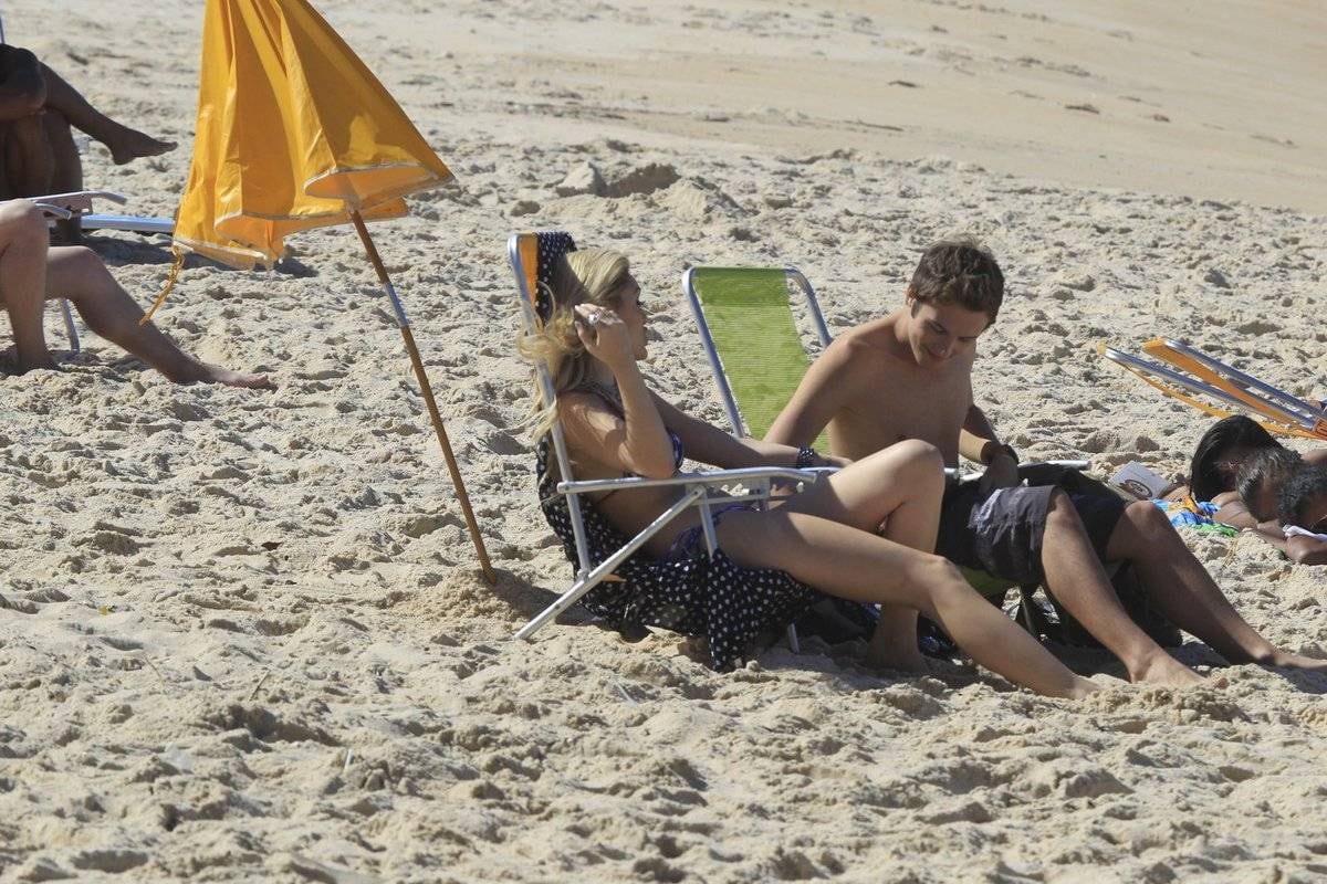 Elenco de Geração Brasil grava na praia de Grumari, no Rio