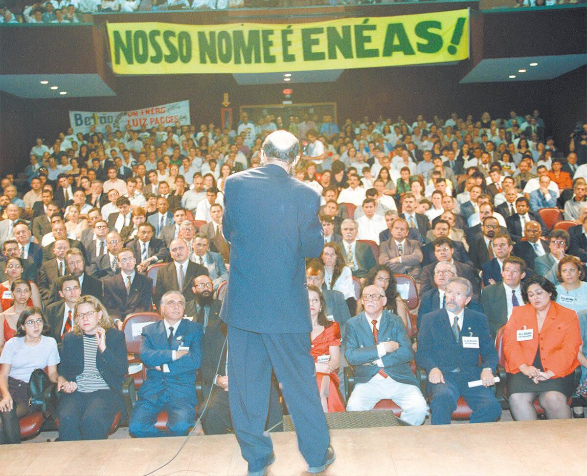 A bomba do respeito

"A bomba é um dos elementos de dissuasão estratégica. Com ela adquire-se respeito para impor, por exemplo, o preço dos nossos produtos e 'n' outras coisas. Não há outra forma de negociação a não ser exigindo respeito e nós não somos respeitados lá fora exatamente porque somos considerados cidadãos de segunda classe".

Enéas também era defensor da construção da bomba atômica pelo Brasil. Para ele, o artefato serviria para conseguir "respeito" nas negociações internacionais, o que poderia levar à compra de produtos por um preço mais baixo
