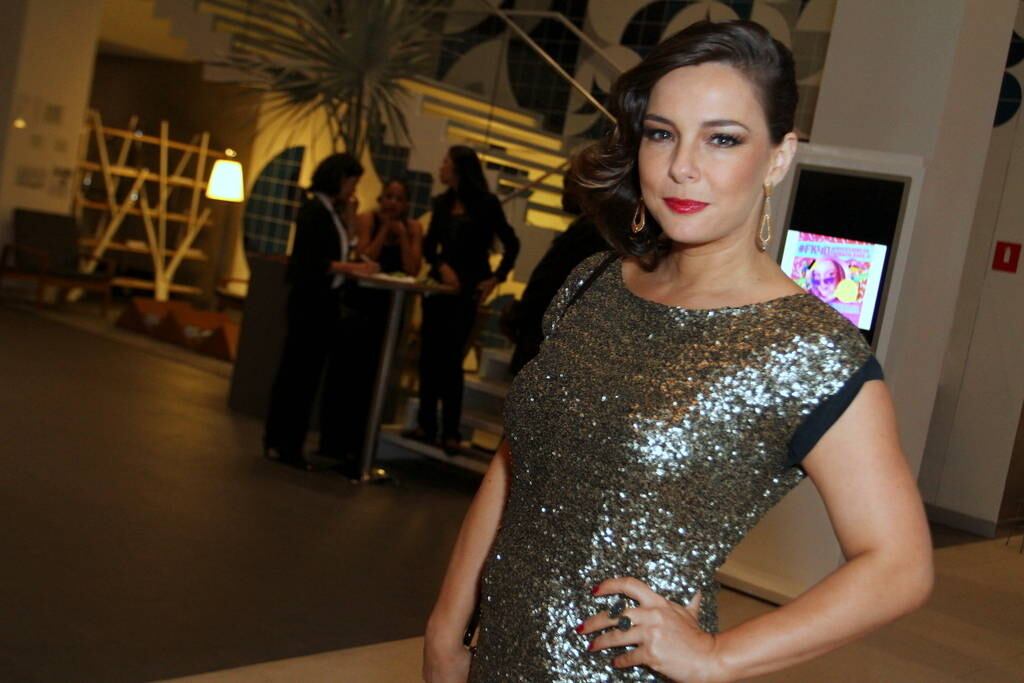 Regiane Alves usou um vestido todo brilhante