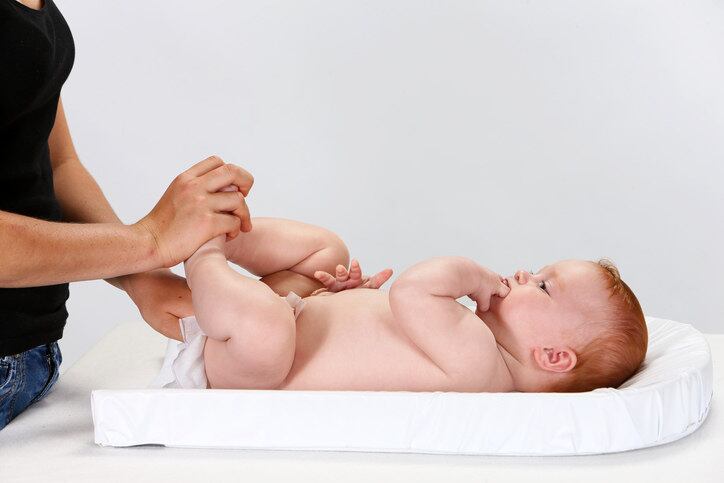 bebê mãe fralda trocando fralda assadura omo comercial