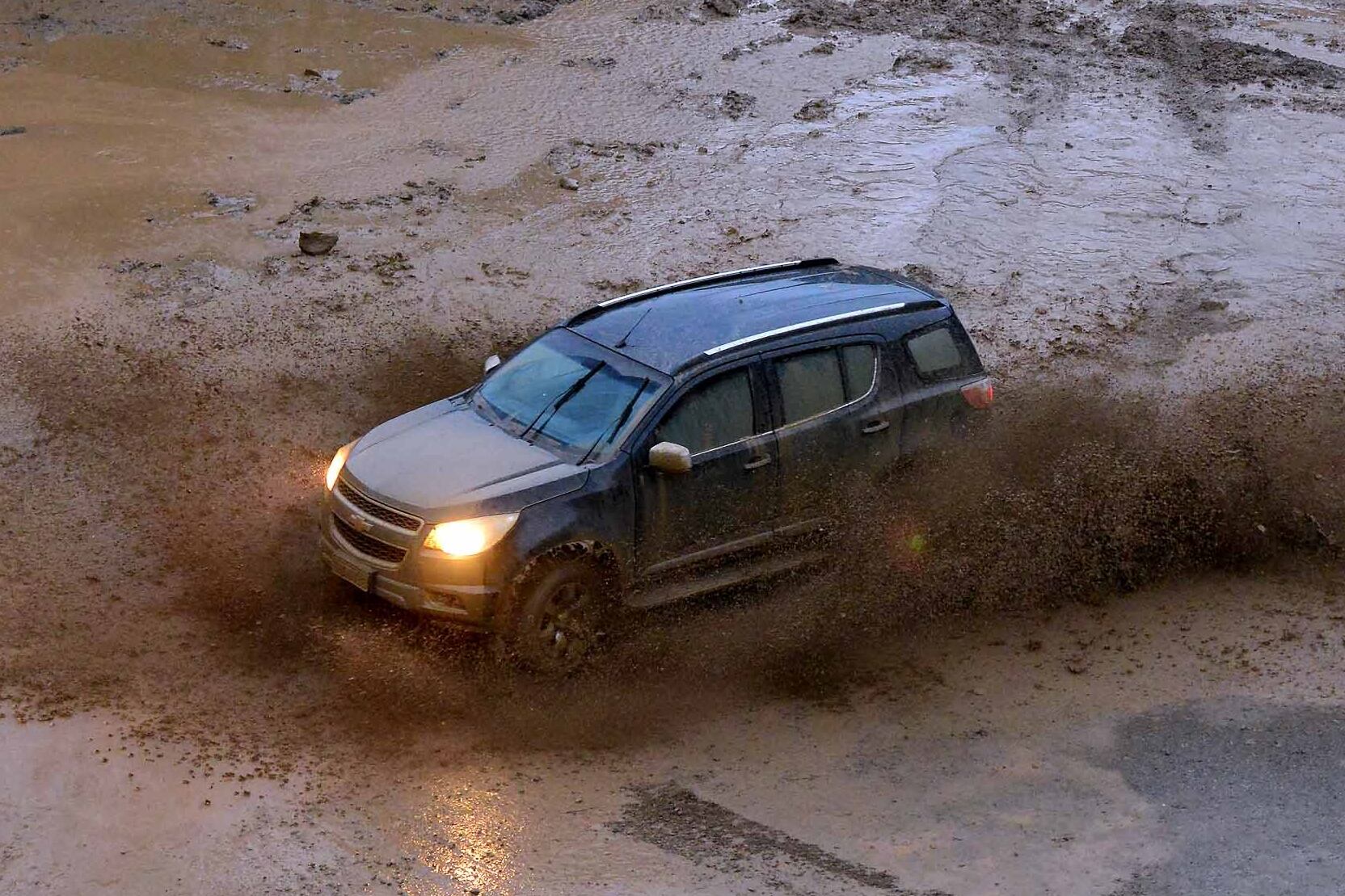 Porém ter um SUV não significa apenas guiá-lo na lama e fora da estrada. Na verdade esse tipo de modelo anda muito mais tempo no asfalto (ainda que esburacado) do que na terra. E é aí que o Trailblazer começa a (no sentido figurado) patinar. Leia a avaliação completa

Quer saber tudo sobre carros? Acesse www.r7.com/carros