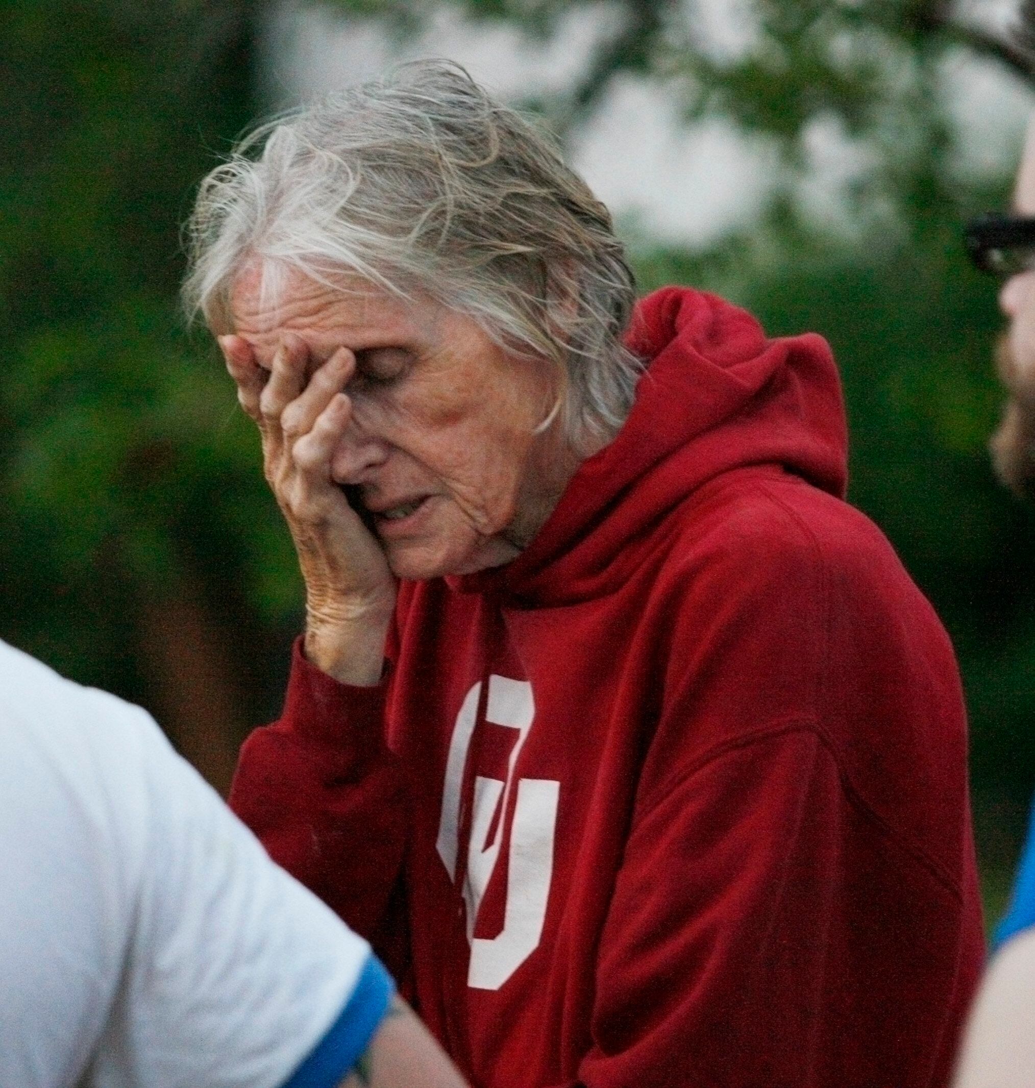 Moradora aguarda autorização para voltar à sua casa após o tornado atingir sua cidade 