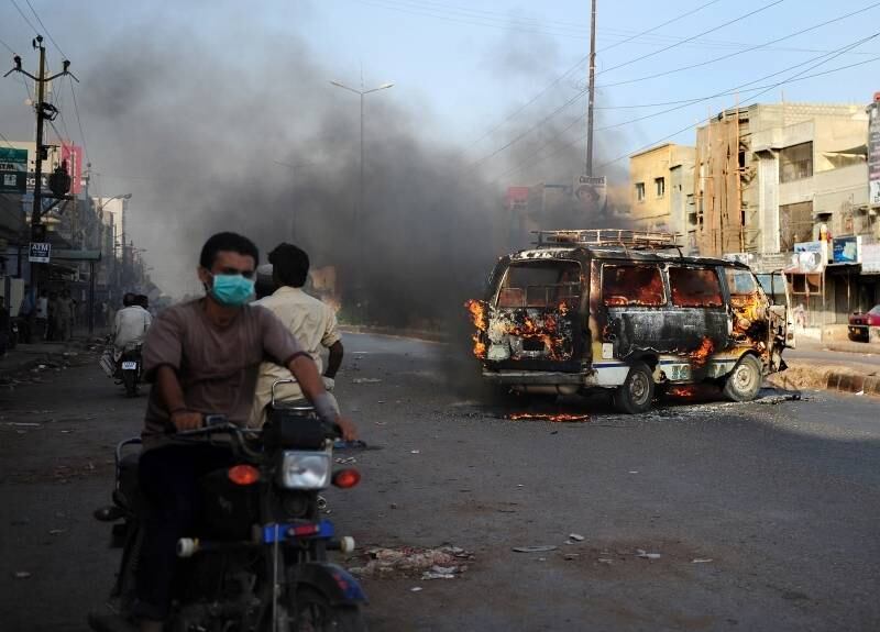 Motociclista paquistanês
passa ao lado de um veículo queimado na cidade de Karachi, no Paquistão, após a
prisão de Altaf Hussain, chefe do Movimento Paquistanês Muttahida Qaumi,
acusado de lavagem de dinheiro