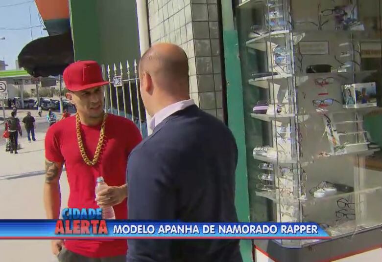 Agora a versão do rapper. Ele assumiu a agressão, mas alegou que não pegou martelo nenhum. Assista ao vídeo!

— Fiquei alterado com as mensagens que vi, mas sou ser humano e vou pagar pelo erro que fiz. E eu não preciso usar um martelo para bater numa mulher, seria muito covarde se fizesse isso. Foi só agressão física mesmo!


+ Quer ver tudo o que rolou no Cidade Alerta? Veja a íntegra no R7 Play 
