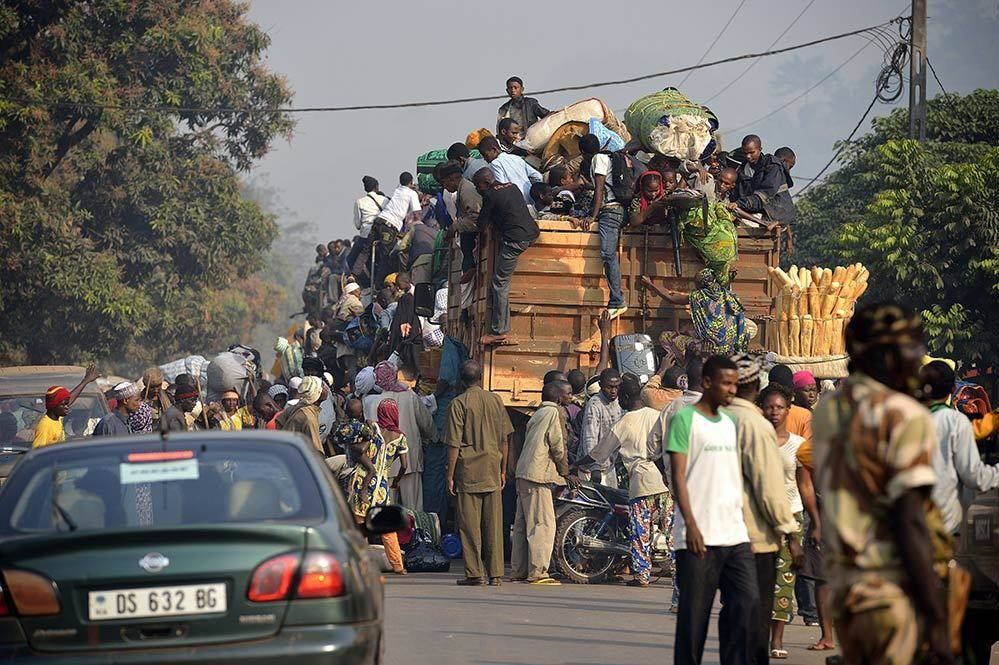 Cidadãos do Chade montam em caminhão militar para deixar Bangui, capital da República Centro-Africana