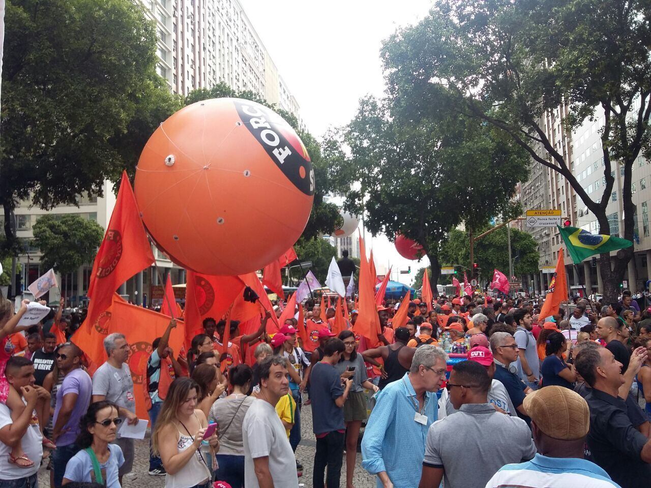 A manifestação de trabalhadores terminou em confusão na noite desta quarta-feira (15). O ato começou às 16h na Candelária, no centro do Rio, e reuniu milhares de pessoas que protestavam contra a reforma da previdência. O grupo caminhou até a Central do Brasil