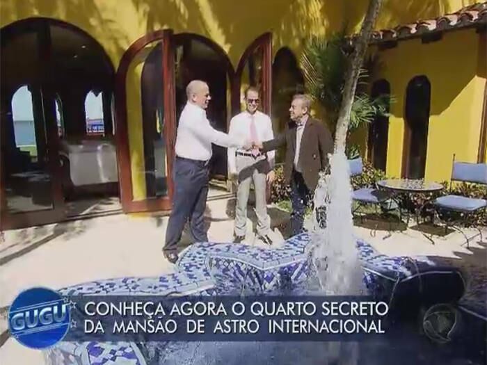 

Logo na entrada da residência, Gugu encontrou o corretor para
conhecer a mansão de estilo marroquino

