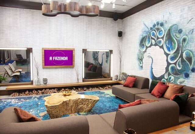 As fichas de papel foram substituídas por telões espalhados não só na sala de estar, onde já tinha, mas em toda a sede para diminuir as chances de contágio pelo coronavírus