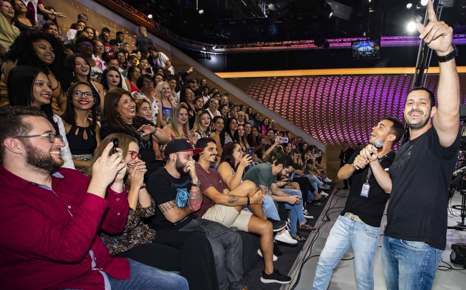 Ele foi aplaudido pelos colegas de trabalho 