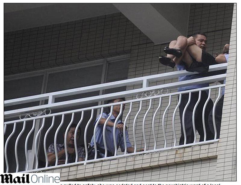 

Um oficial se aproximou e ofereceu um cigarro à mulher. Após
o quinto cigarro, ele conseguiu retirar a mulher do parapeito.



Um fotógrafo que estava na rua no momento do incidente
conseguiu registrar tudo

