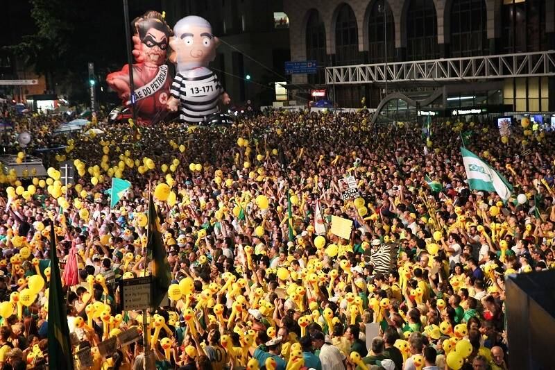 A manifestação continuou intensa na Paulista durante a noite