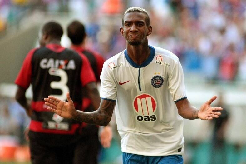 

Revelado nas categorias de base do Bahia, Talisca estreou no
futebol profissional em 2013, já dando uma amostra de que é um atleta de
qualidade. Meia-armador de origem, o atleta de apenas 20 anos também atua como
segundo volante e até como atacante, principalmente, por conta da sua alta
estatura (1,88cm)

