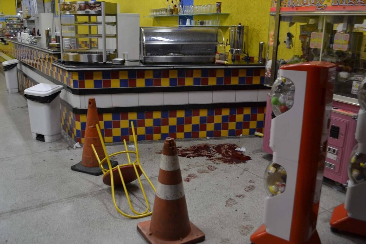 Três bandidos entraram no estabelecimento, que fica na rua Paulino Cursi
