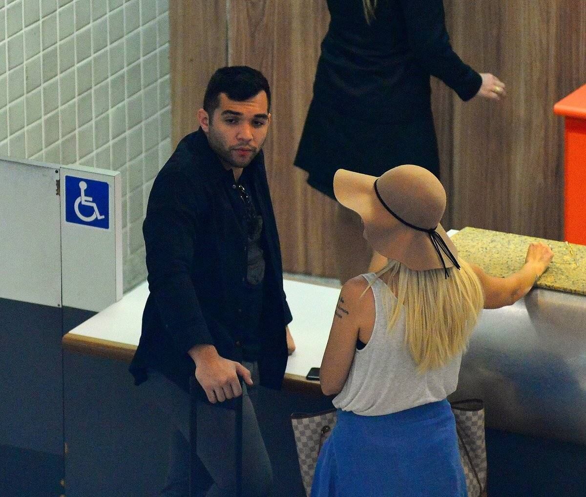 Emerson Sheik também se pronunciou, negando qualquer tipo de confusão entre os dois.

— Lamento e reprovo qualquer pessoa que tenha esse tipo de atitude. Aprendi desde minha infância, que os princípios devem ser respeitados e faço questão de passar isso diariamente aos meus filhos, para que vejam a importância de tratar as pessoas bem, independente de condição social, raça ou credo. Estive no baile da Favorita sim no último Sábado e infelizmente, não tive o prazer de encontrar a Antonia e o Jonathan, pessoas que sempre me trataram e tratam com respeito, carinho e amizade