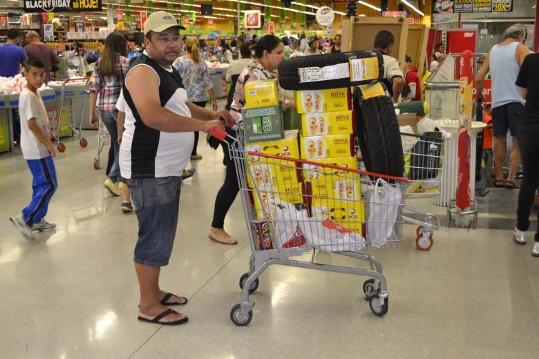 Quem conseguiu encontrar promoções que valiam a pena encheu o carrinho