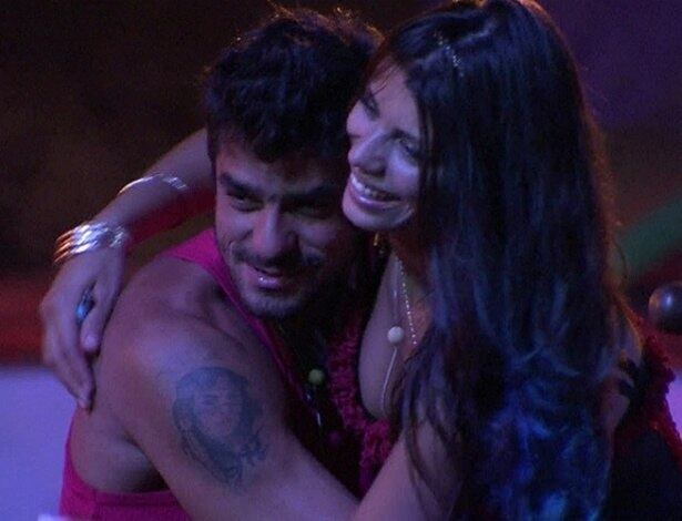 Franciele e Diego se conheceram no BBB14 e brigavam bastante dentro do confinamento. Muitos apostavam que os dois não ficariam juntos, mas os dois saíram do reality, descobriram que tinham muito em comum e decidiram se casar depois de um ano e meio de relacionamento