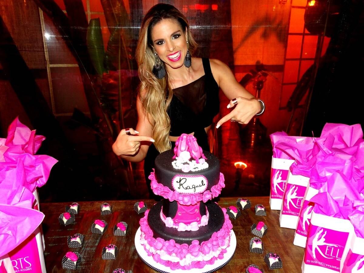 Raquel Guarini, bailarina do Faustão, comemorou aniversário de 32
aninhos, na quarta-feira (12). A gata reuniu amigos no restaurante Paris
6, no Rio de Janeiro 