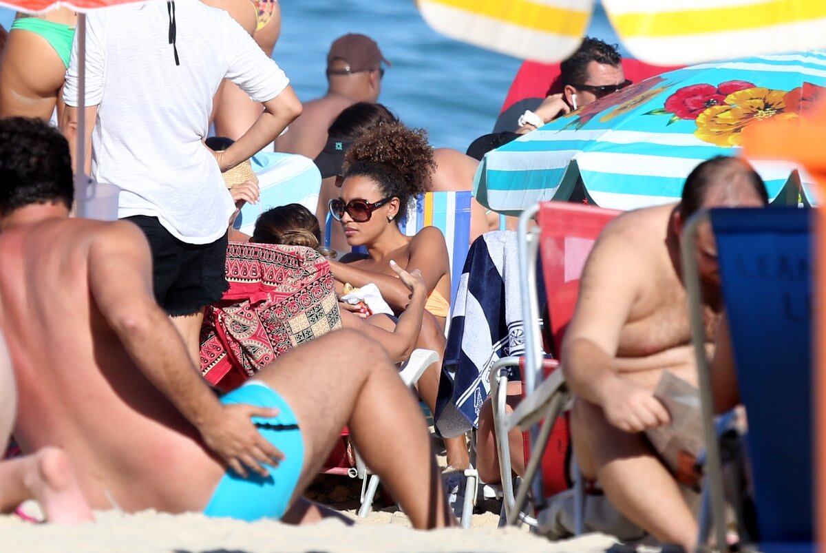 Sheron Menezes exibe corpão em dia de praia com os amigos no Rio de Janeiro