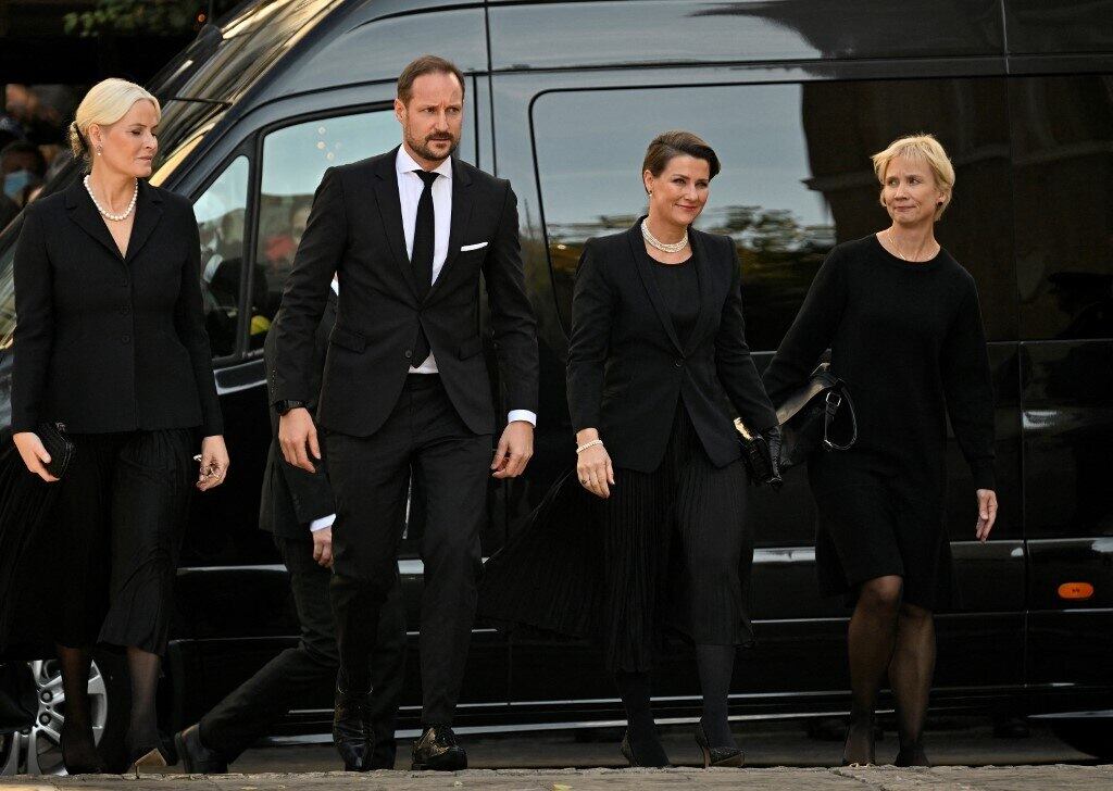 "Ele não é nosso rei (...). O povo grego votou contra a monarquia. Mas (...) não adianta fazer polêmica, seu enterro deve ser respeitado", disse Giorgos Christodoulakis, que dirige uma banca de jornal no centro da cidade