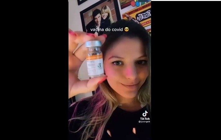 Filha de ex-prefeito de Ponta Grossa exibe frasco com símbolo do Butantan