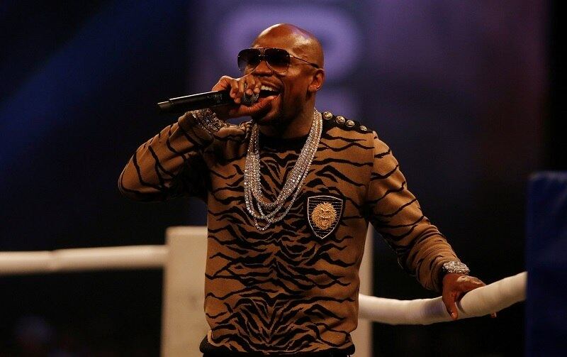 O combate será nas regras do boxe, modalidade que Mayweather é soberano. O atleta de 40 anos impressiona com um cartel de 49 lutas e 49 vitórias. Além disso, é apontado como um dos maiores lutadores de todos os tempos, já que foi 12 vezes campeão mundial de boxe em quatro categorias diferentes
