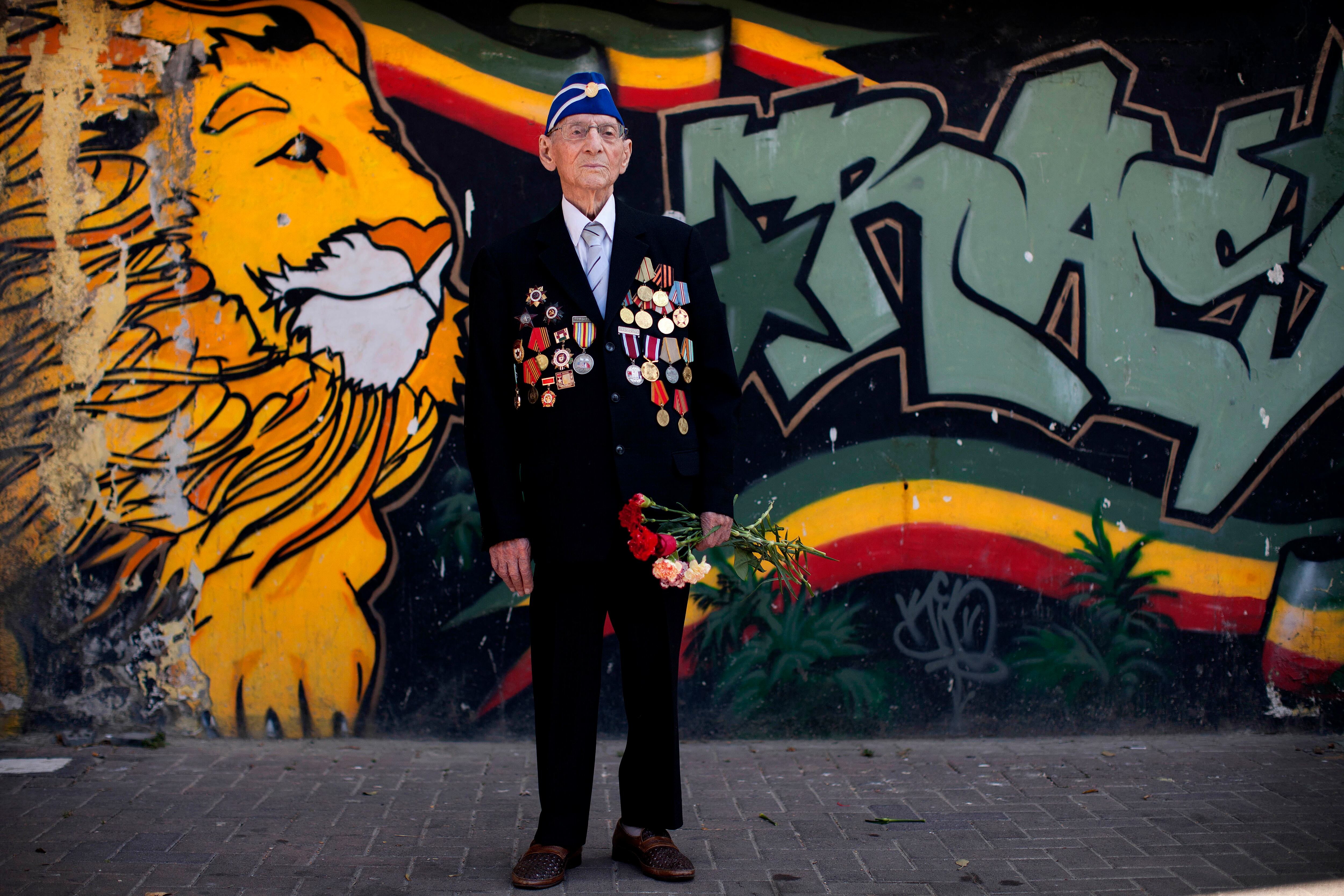 Soldado da 2ª Guerra Mundial posa para fotografia durante desfile em Israel, marcando o Dia da Vitória. Veteranos israelenses marcharam juntos na manhã desta sexta-feira (10), pelo 68º aniversário da vitória da Rússia contra a Alemanha nazista em 1945
