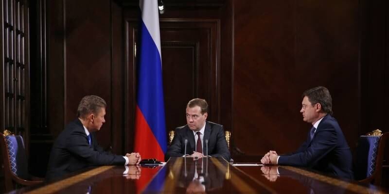 O
primeiro-ministro russo Dmitry Medvedev, no centro, se reúne em Moscou com Alexei
Miller, CEO da empresa russa de gás Gazprom, e com Alexander Novak, ministro de
Energia russo. A Russa anunciou nesta segunda-feira que irá interromper o fornecimento
de gás da Ucrânia 