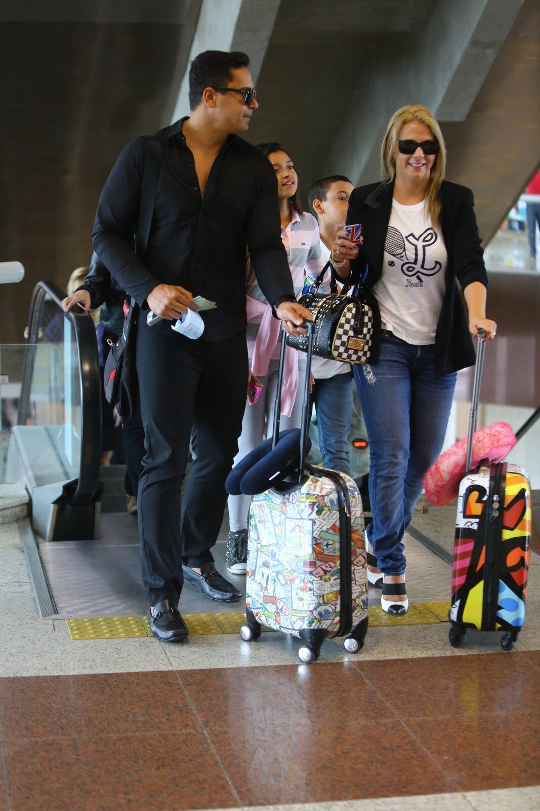 Carla Perez escolheu embarcar com uma mala de viagem do artista plástico Romero Britto