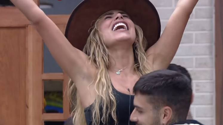 Fazendeira 

Na Arena de Provas, Erika provou que é ágil e foi a primeira a finalizar o desafio. Na volta à sede, ela gritou, comemorou e recebeu elogios dos peões. Como a dona do chapéu, a bailarina indicou Mussunzinho - segundo eliminado do reality show - direto para a Roça, mas não imaginava que a escolha seria responsável por muita confusão na sede! 