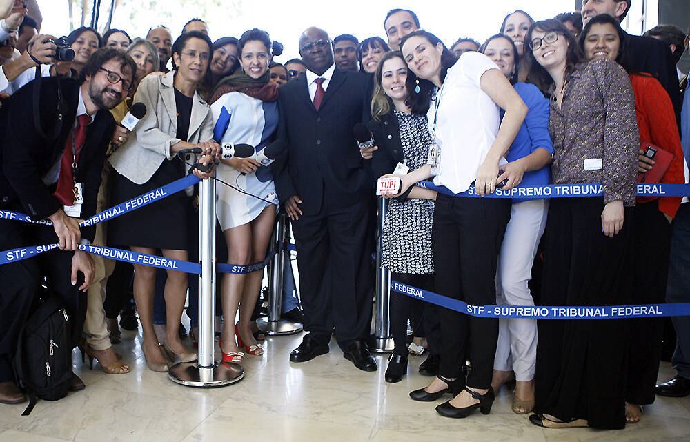 Ministro Joaquim Barbosa tira fotos com jornalistas após sessão extraordinária do STF; ministro se despede hoje do Supremo, selfie
