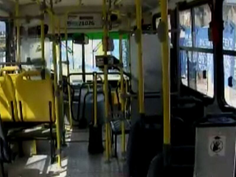 De acordo com a polícia, o caso ocorreu por volta das 5h da manhã desta quinta-feira (7), durante a primeira viagem do coletivo. Segundo relato de vítimas, os bandidos embarcaram no veículo e esperaram o ônibus esvaziar para anunciar o assalto
Veja o vídeo